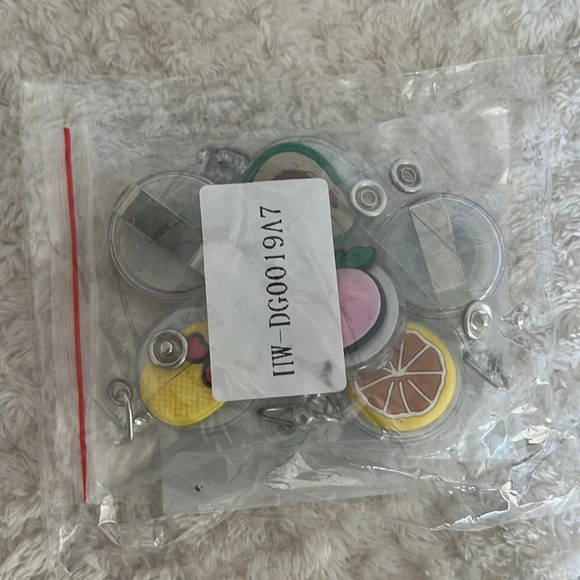 🍉Host Pick!🍓 6pcs Fruit Theme Retractable Badge Holders - Picture 6 of 7